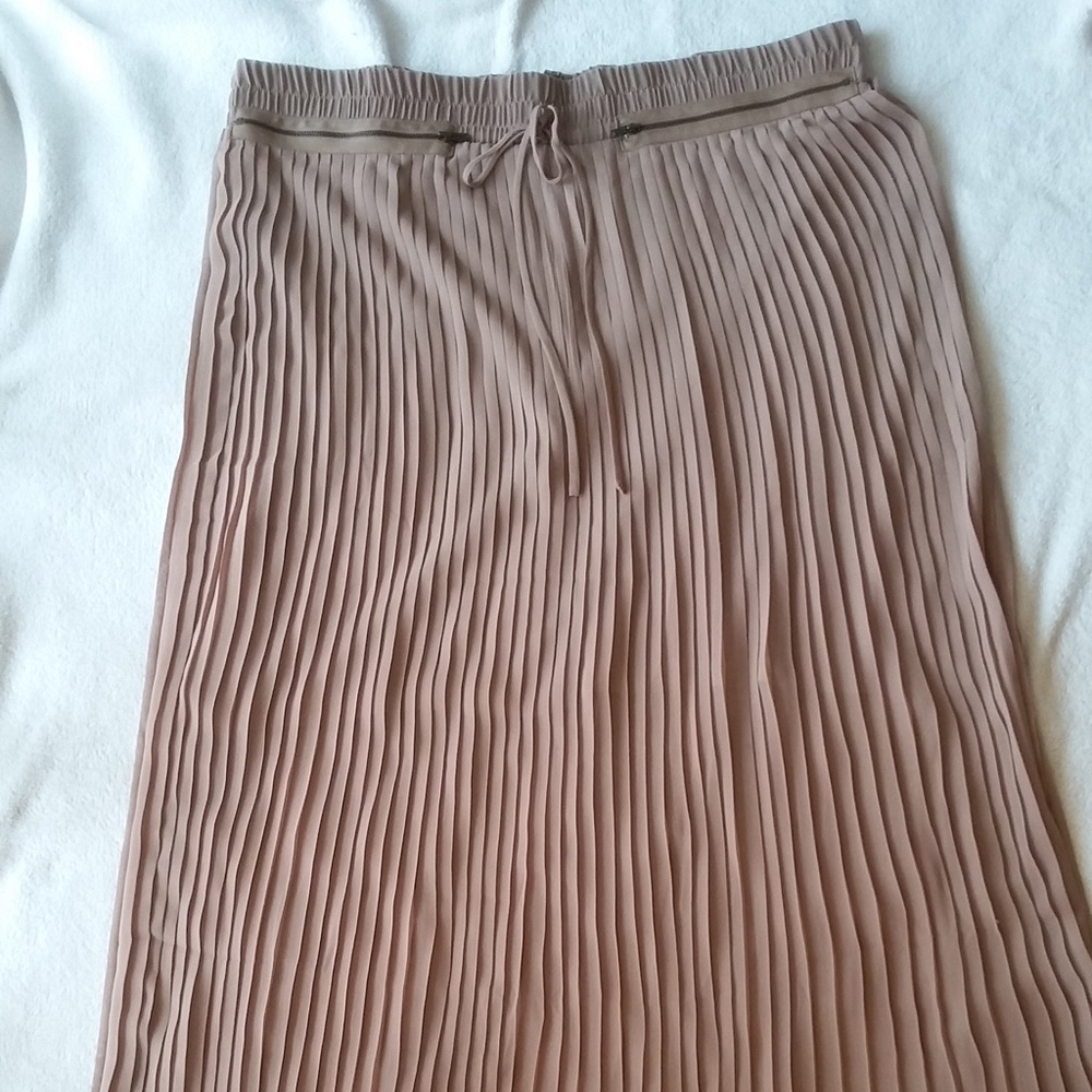 Petite Maxiskirt, sheer w/kneelength underskirt.